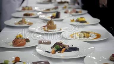 在餐厅厨师竞赛、米其林明星餐厅食品、活动博览会餐饮竞赛中准备的一套菜肴
